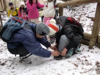 途中アイゼンが外れた子どもの面倒を見てくださる学校支援ボランティア