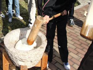 収穫祭でのもちつきの様子2