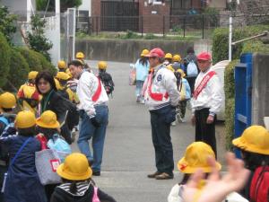 登校を見守るボランティア