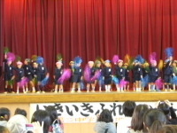 幼稚園児による舞台発表のようす