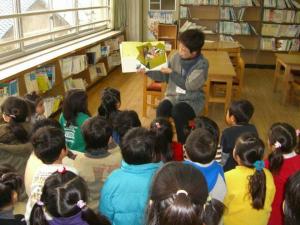 読み聞かせのの様子