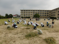 地域運動場除草作業の様子