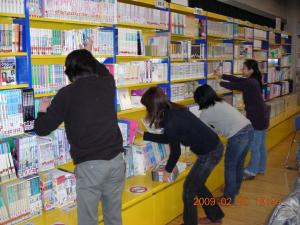 図書を整理するボランティア