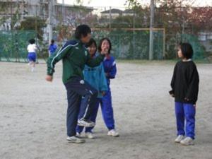 陸上部において技術指導を行う
