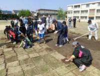 地域の方々と子どもたちも交じっての作業に連帯感も強くなる