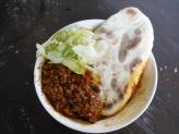 キーマカレーとナンの写真