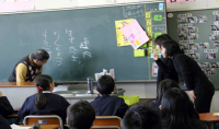 聴覚障がいの方と手話通訳の方を招いての学習会のようす
