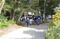 神社でピース