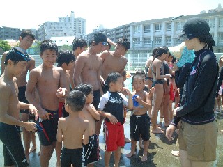 幼児らを中学校プールに招待