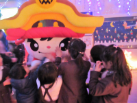 キャラクターに集まる子どもたち