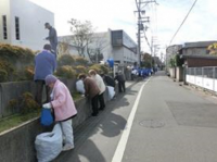 北中学校（平成29年度）高齢者との地域清掃2