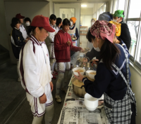 久米田中学校（平成28年度）清掃活動後の豚汁