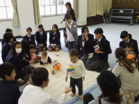 土生中学校（平成27年度）中学生と幼児・保護者との交流
