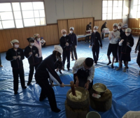 25年度の餅つき体験のようす