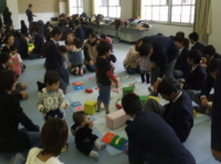 乳幼児、保護者と生徒の交流のようす