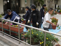 生徒と一緒に活動する花と緑のボランティアのようす