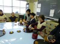 ふれあいボランティアが盆手前のお作法を教えるようす
