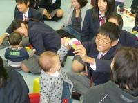 赤ちゃんと触れ合う中学2年生
