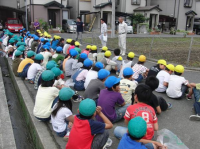 地域の方の指導による農業体験のようす
