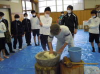 家庭科の時間を利用した餅つき体験のようす