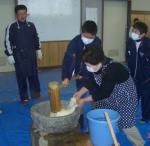 地域の方の指導による餅つき体験のようす