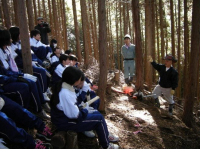 森林組合の方にお世話になっての学校林実習