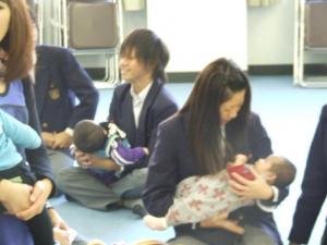 子育てサークルと生徒が交流
