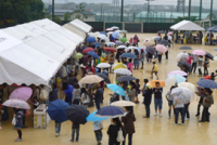 雨の中でも盛況なふるさとふれあいフェスティバルのようす
