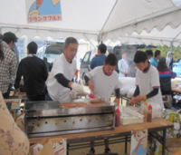 模擬店を手伝うクラブ員のようす