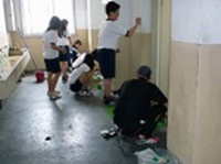 地域の方と一緒に校内の清掃活動を行うようす