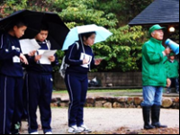 里山保全活動についての説明のようす