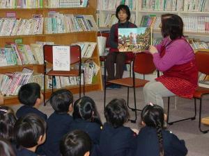 絵本の読み聞かせの様子