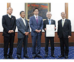 記念撮影をする知事、議長、副議長