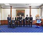 記念撮影をする知事