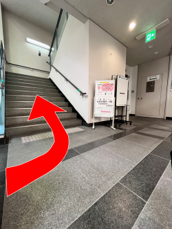 左前方に階段とエレベーターがあります