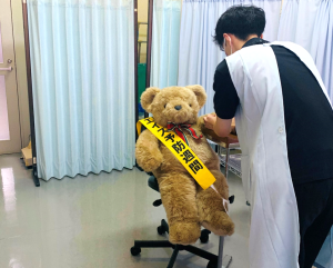 採尿後に採血します