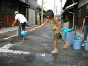 住民による打ち水風景写真