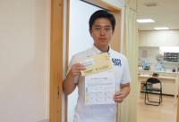 知事クーポン券を持っている写真
