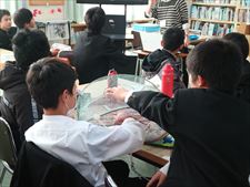 色々な魚を触る実習（あなごかご）