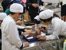 色々な魚を触る実習
