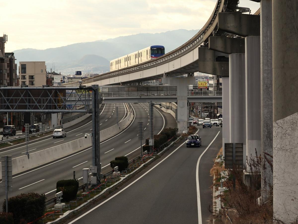 モノレール斜めに渡る
