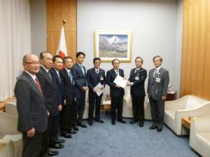 官房長官への手交