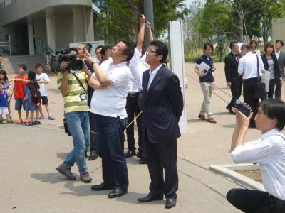 説明を受ける松井知事