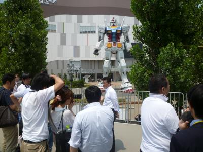 松井知事とガンダム