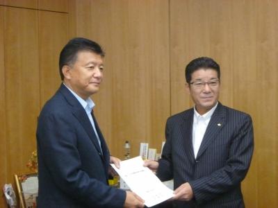 新藤総務大臣へ提案書を手交