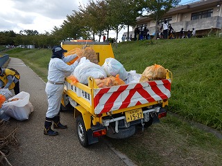 活動時の様子（回収ゴミの積込・運搬）