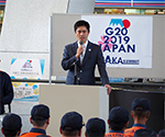 消防隊員を激励する知事