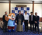 記念撮影をする知事