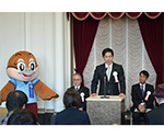 あいさつをする知事