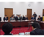 会議に出席する知事